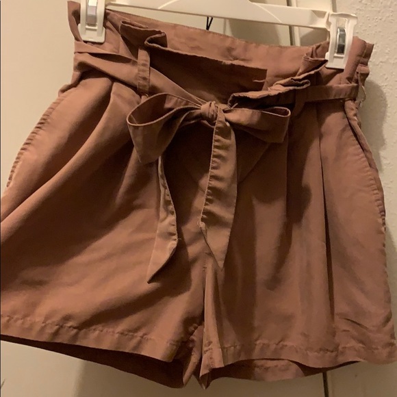High waisted shorts with pockets - Picture 2 of 3